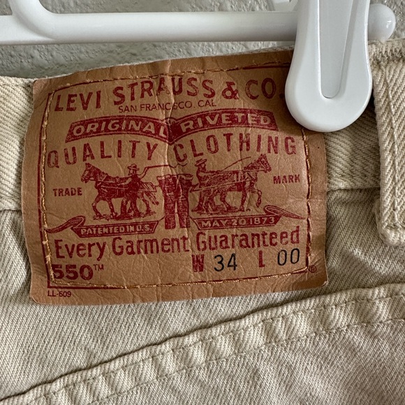 Y2K Vintage Levi’s 550 Relaxed Fit 34 Waist 10” Tan Denim Shorts VG Unisex fit - Picture 2 of 13